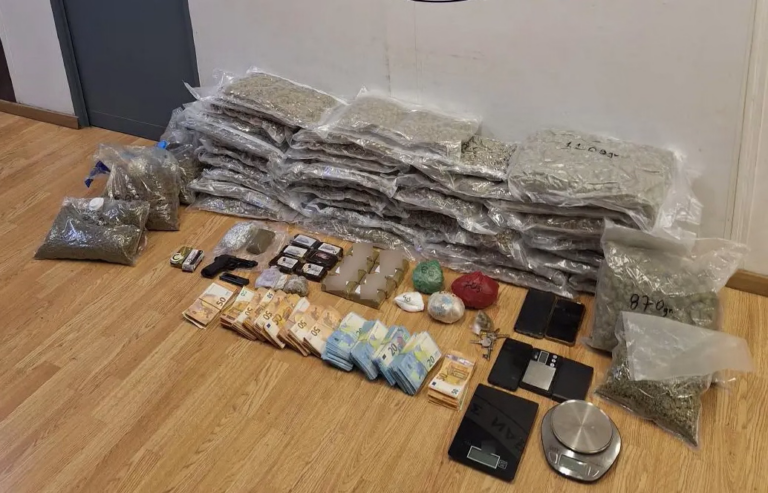 Εξαρθρώθηκε συμμορία που διακινούσε ναρκωτικά στην Αττική – Κατασχέθηκαν πάνω από 25 κιλά ακατέργαστης κάνναβης