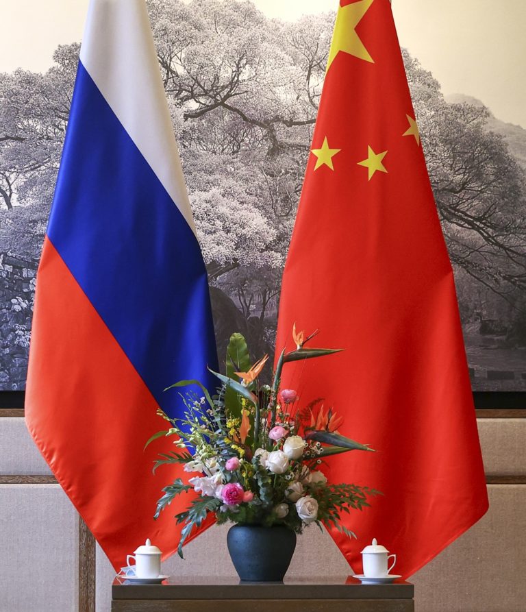 Βρετανία: Η Κίνα παρέχει «θανατηφόρα βοήθεια» στη Ρωσία προς χρήση στην Ουκρανία