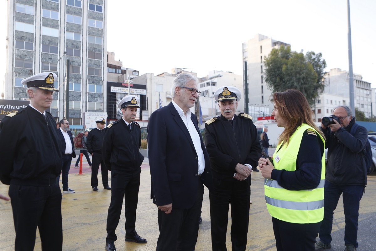 [369287] ΕΠΙΣΚΕΨΗ ΤΟΥ ΥΠΟΥΡΓΟΥ ΝΑΥΤΙΛΙΑΣ ΧΡΗΣΤΟΥ ΣΤΥΛΙΑΝΙΔΗ ΣΤΟ ΛΙΜΑΝΙ ΤΟΥ ΠΕΙΡΑΙΑ (ΣΩΤΗΡΗΣ ΔΗΜΗΤΡΟΠΟΥΛΟΣ/EUROKINISSI)