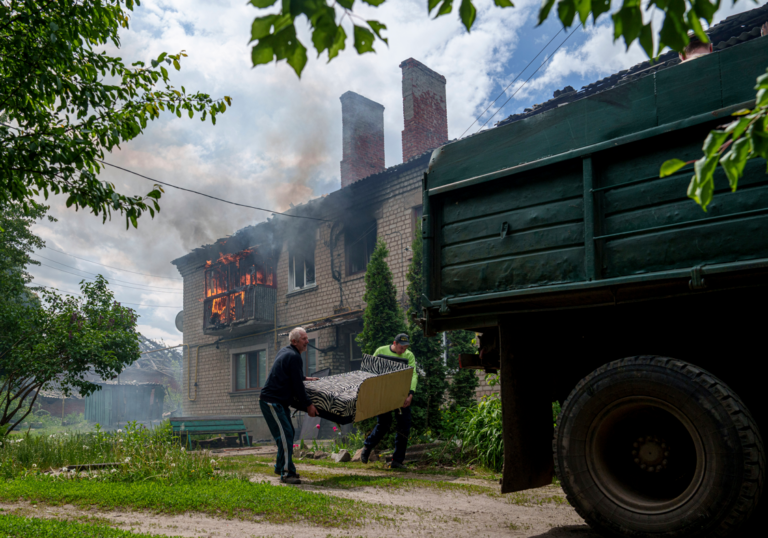 Ουκρανία: Τουλάχιστον 2 νεκροί από ρωσικό βομβαρδισμό σε αγορά στο Χάρκοβο – «Πάνω από 200 άνθρωποι» ήταν εκεί, λέει ο Ζελένσκι
