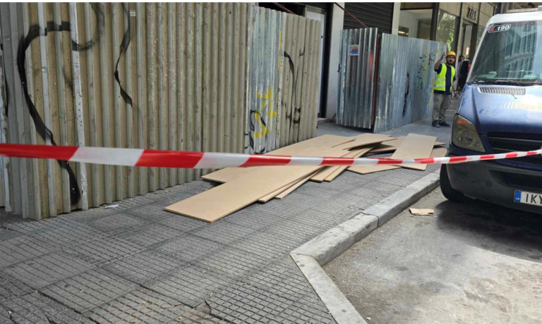 Θεσσαλονίκη: Δύο γυναίκες τραυματίστηκαν μετά από πτώση ξύλων από πολυκατοικία όπου εκτελούνται εργασίες