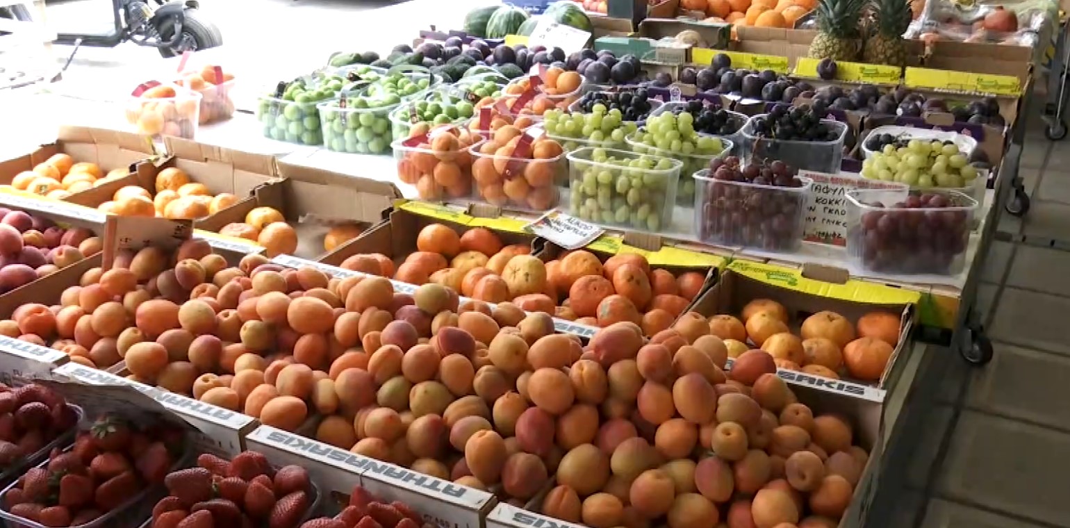 Σε ανοδική πορεία οι τιμές των φρούτων εποχής στις λαϊκές αγορές