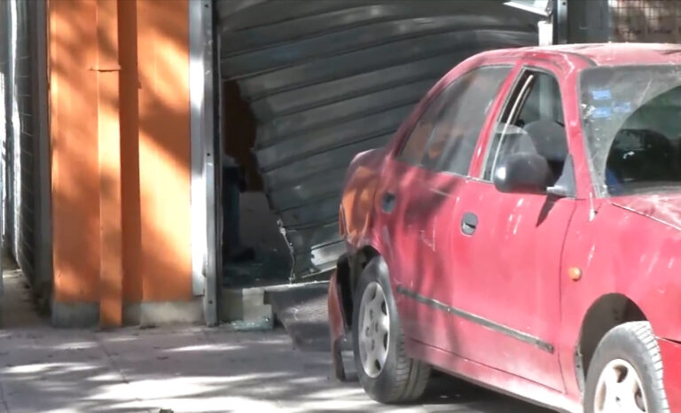 Πατήσια: Άγνωστοι έπεσαν με ΙΧ στην είσοδο εταιρείας ταχυμεταφορών και άρπαξαν το χρηματοκιβώτιο