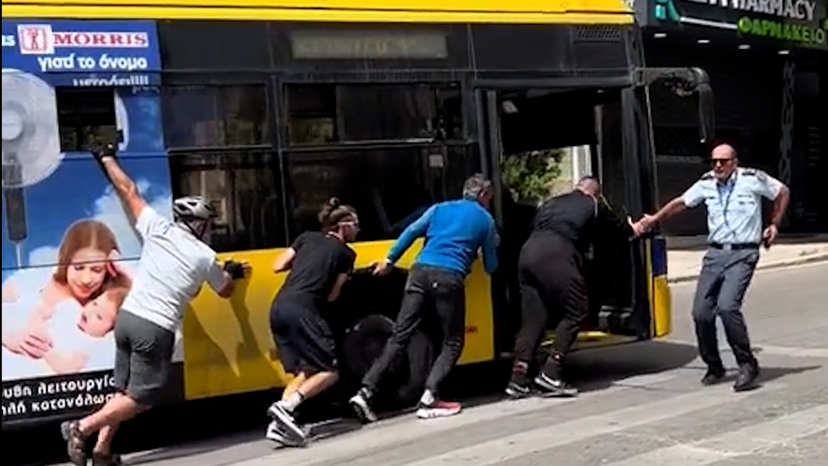 Πολίτες μετακίνησαν τρόλεϊ που χάλασε στη Λ. Συγγρού για να μη διακοπεί ποδηλατικός γύρος – Δείτε το βίντεο