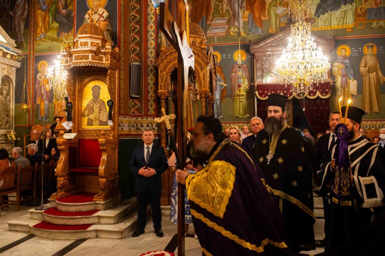 Καλαμάτα: Η Ακολουθία των Αχράντων Παθών στο Μητροπολιτικό Ναό της Υπαπαντής