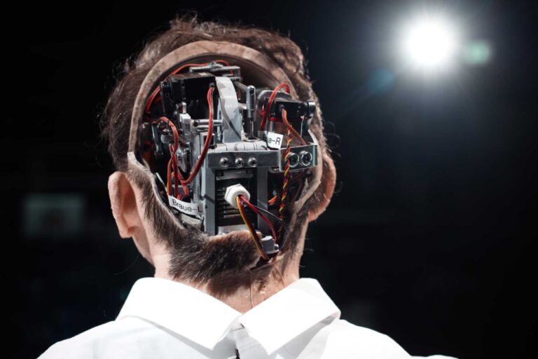 Μπορούν οι μηχανές να μας προβλέψουν; Το 20ο Athens Digital Arts Festival παρουσιάζει την παράσταση των Rimini Protokoll “Uncanny Valley”