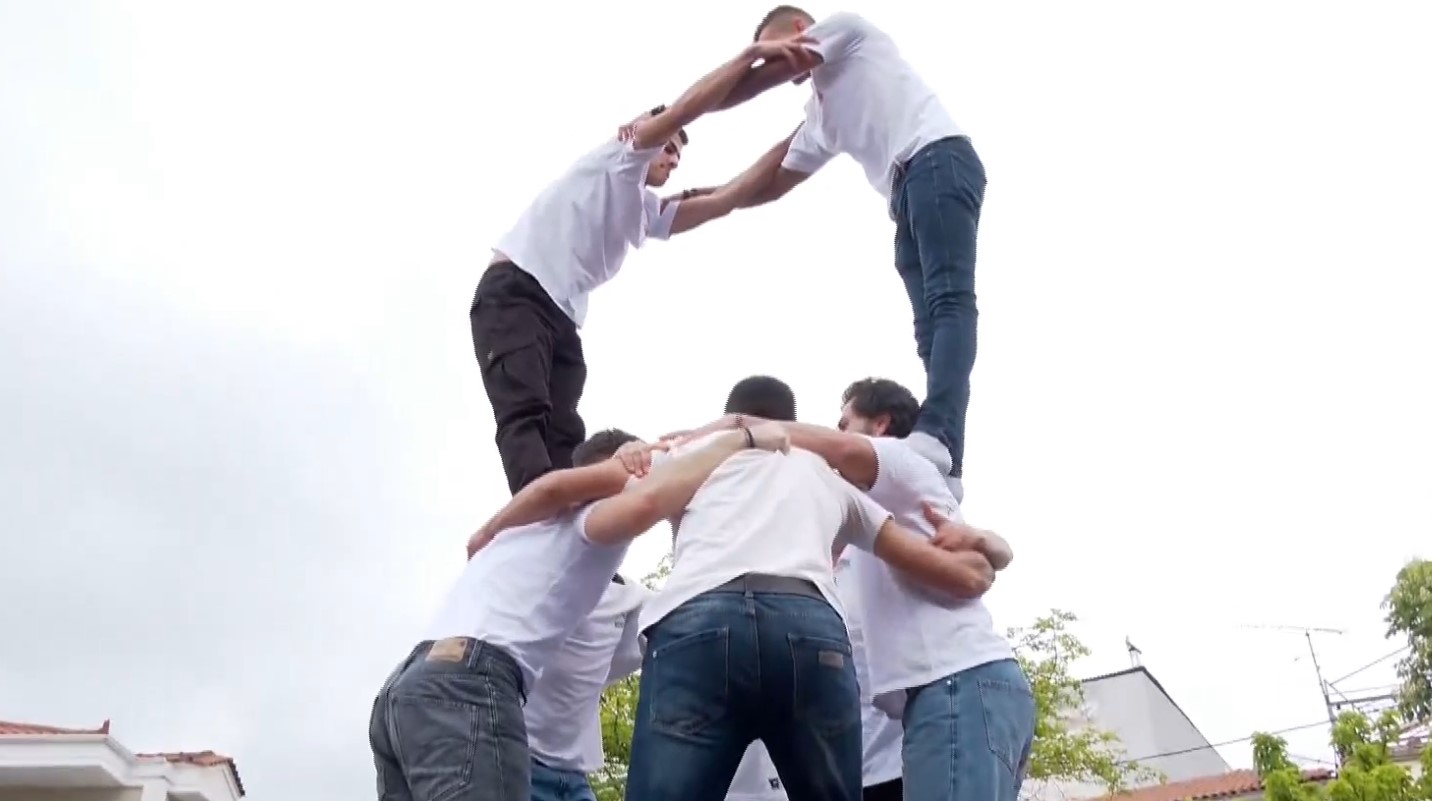 Δεσκάτη Γρεβενών: Το εντυπωσιακό έθιμο της Αντρομάνας – Χορός ανθρώπινης πυραμίδας με 15 νέους