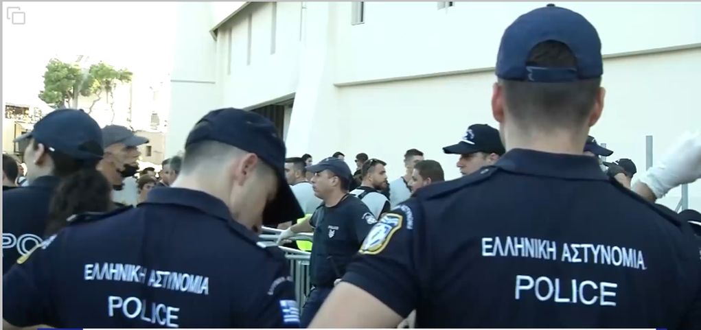 Ισχυρή παρουσία 4.000 αστυνομικών για τον τελικό του Conference League – Ποια είναι τα μέτρα ασφαλείας και πως θα προσεγγίσουν οι φίλαθλοι στην ΑΕΚ Arena (video)