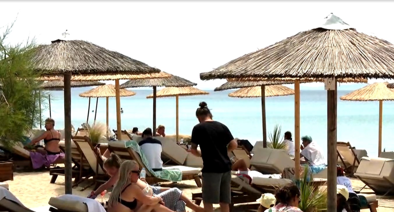 Άνοιξαν τα πρώτα beach bars στη Χαλκιδική