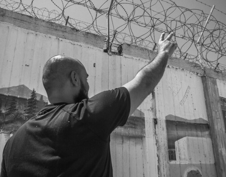 “Με την πλάτη στον τοίχο” μίλησαν μέσα από το θέατρο κρατούμενοι των Φυλακών Διαβατών