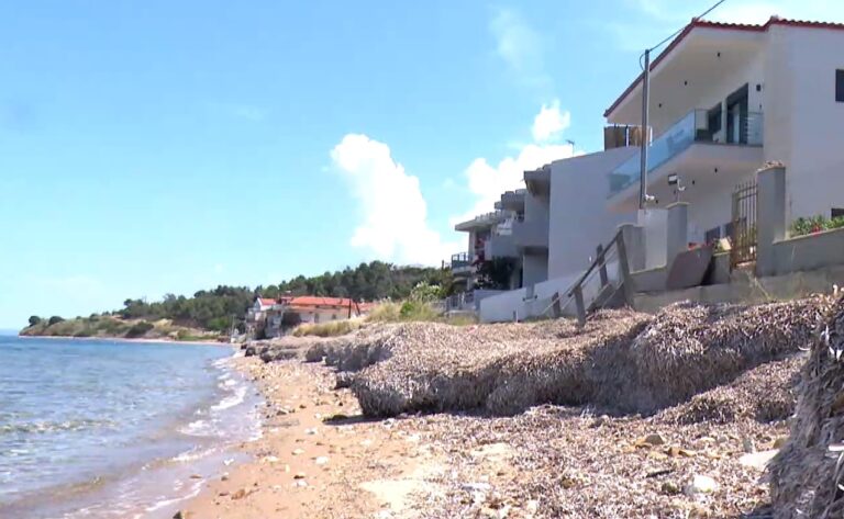 Χαλκιδική: Η θάλασσα «τρώει» την ακτογραμμή στη Νέα Ποτίδαια