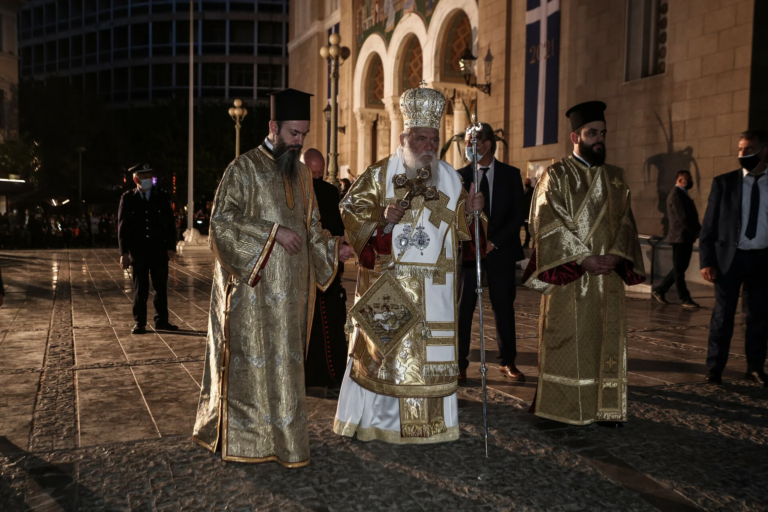 Μεταδόθηκε η Ακολουθία στη Μητρόπολη Αθηνών και η Περιφορά του Επιταφίου στο Σύνταγμα
