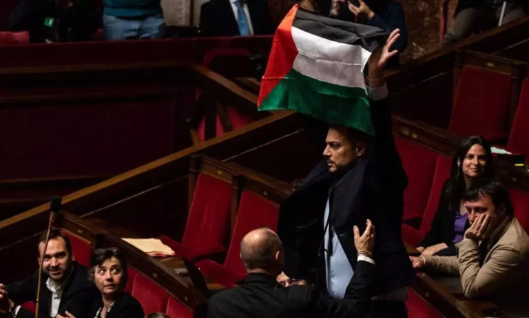 Γαλλία: Για «τη σφαγή» στη Γάζα διαμαρτυρόταν ο βουλευτής στον οποίο επιβλήθηκαν κυρώσεις από την Εθνοσυνέλευση επειδή ύψωσε την παλαιστινιακή σημαία