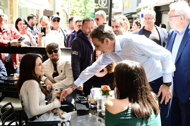 Στην αγορά Αμαρουσίου ο Πρωθυπουργός – Στη Μητρόπολη Αθηνών για την Ακολουθία των Αγίων Παθών απόψε