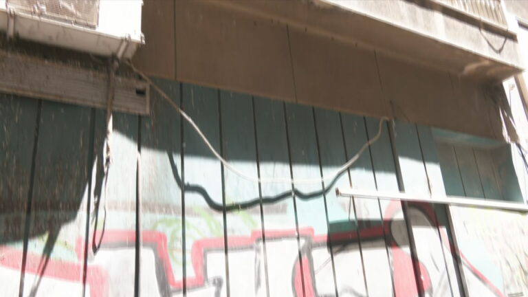 Ομόνοια: 33χρονη βρέθηκε γυμνή, δεμένη χειροπόδαρα και μαχαιρωμένη – Πώς συνελήφθη ο 27χρονος δράστης