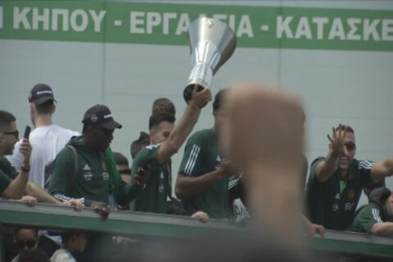 Ξέφρενοι οι πανηγυρισμοί για την επιστροφή του Πρωταθλητή Ευρώπης  με το Τρόπαιο του Θριάμβου – (Φωτογραφίες)