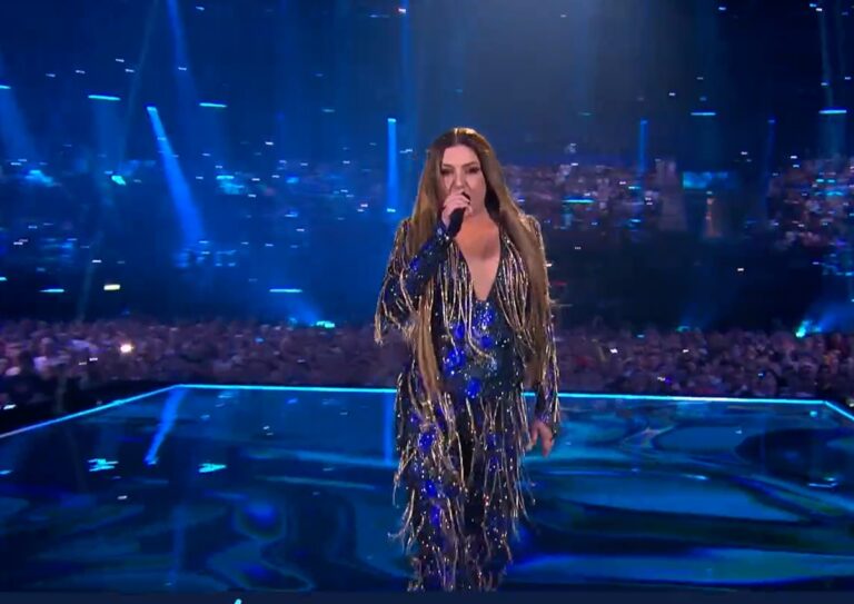 Eurovision: Η εκθαμβωτική ολόσωμη φόρμα της Ε. Παπαρίζου με τα 700.000 κρύσταλα και τον ιδιαίτερο συμβολισμό των χρωμάτων
