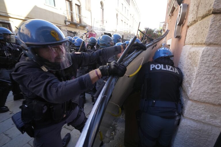 Ιταλία: Συγκρούσεις αστυνομίας-φοιτητών σε εν εξελίξει συνέδριο για την αντιμετώπιση της υπογεννητικότητας