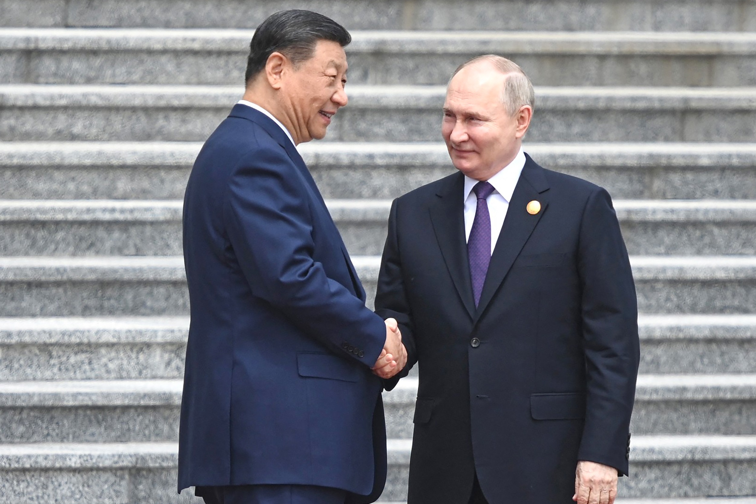 Πεκίνο: Ο πρόεδρος της Κίνας Σι υποδέχεται τον Πούτιν και εξαίρει τη διμερή σχέση που «ευνοεί την ειρήνη»