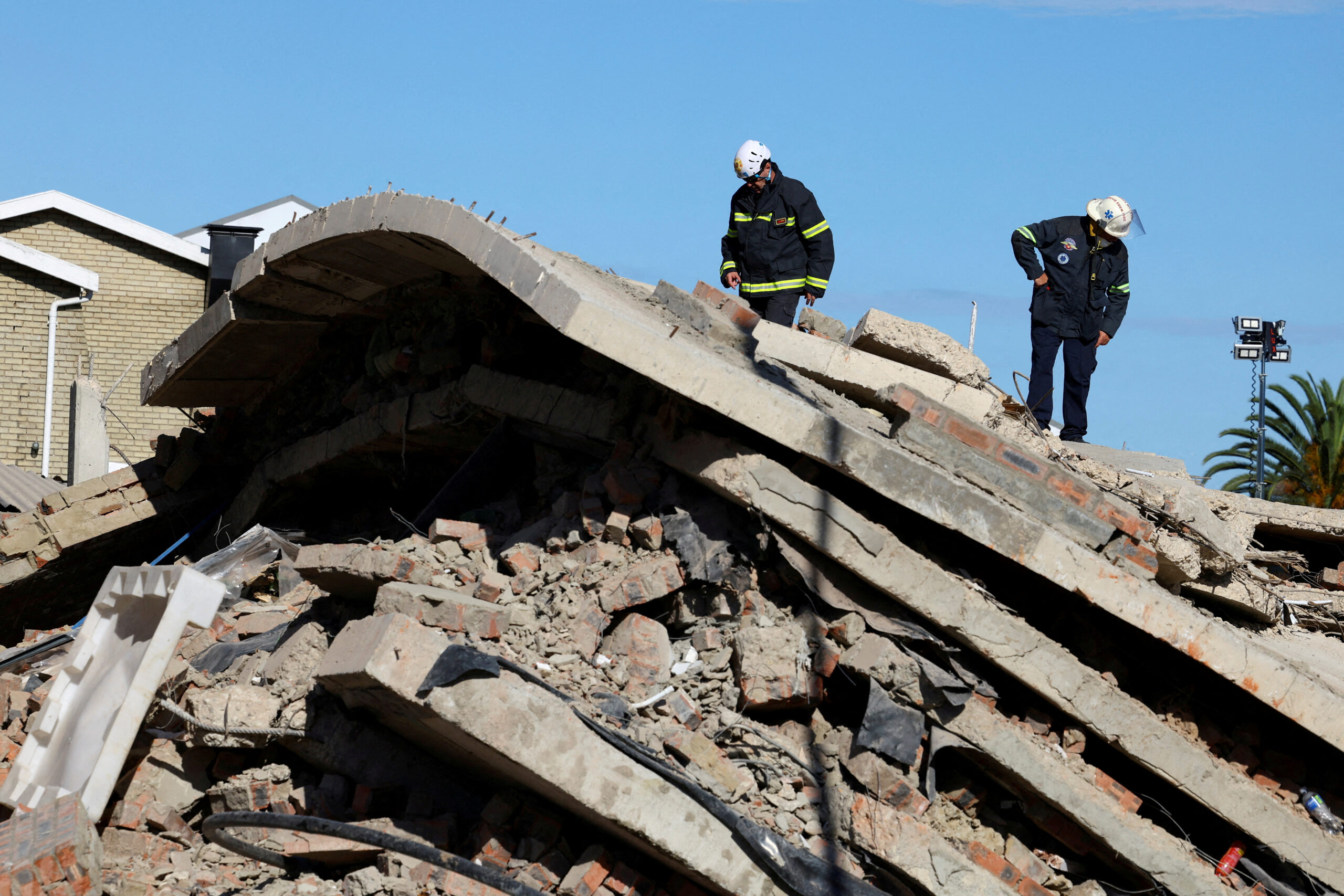 Νότια Αφρική: Ζωντανός ανασύρθηκε άνδρας από τα ερείπια, πέντε ημέρες μετά την κατάρρευση κτιρίου – Δραματικές αφηγήσεις