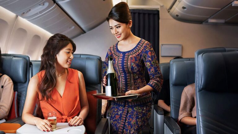 Singapore Airlines: Δεν θα σερβίρει γεύματα στους επιβάτες όταν η επιγραφή “προσδεθείτε” είναι αναμμένη