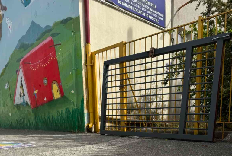 Κηφισιά: Φωτογραφίες – ντοκουμέντο από την πόρτα που καταπλάκωσε 9χρονο μαθητή σε σχολείο και νοσηλεύεται στο Παίδων Πεντέλης – Συνελήφθησαν τρεις