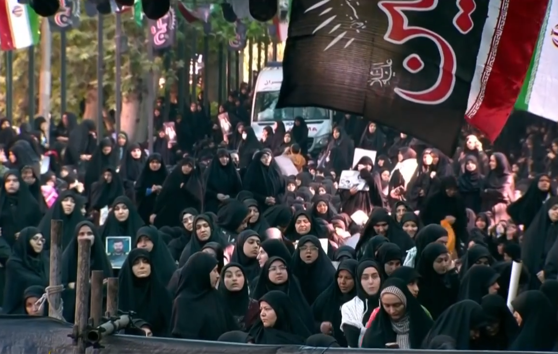 Χιλιάδες Ιρανοί αποχαιρετούν τον εκλιπόντα πρόεδρο Ραϊσί — Στην εξόδιο ακολουθία ο αγιατολάχ Αλί Χαμενεΐ