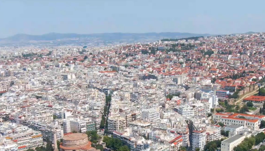 Γέμισαν τουρίστες οι δρόμοι της Θεσσαλονίκης – Πόλος έλξης τα μνημεία και το καλό φαγητό