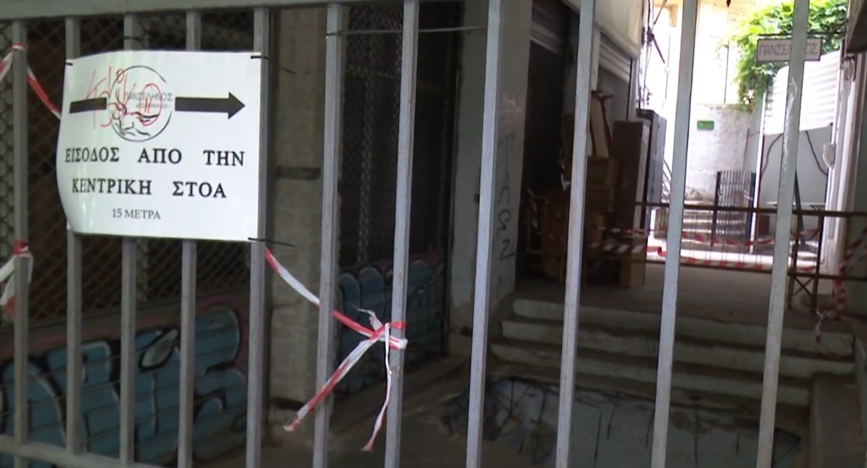 Θεσσαλονίκη: Εικόνα εγκατάλειψης στο Μπιτ Μπαζάρ – Εδώ και τέσσερις μήνες μια μεγάλη τρύπα παραμένει ανοιχτή