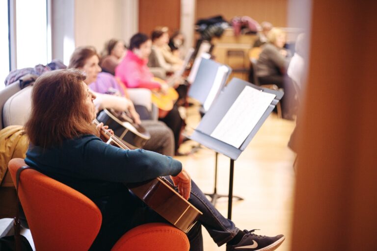 ΕΛΣ: «Η τρίτη εφηβεία» – 53 άτομα άνω των 65 παίζουν κιθάρα, τραγουδούν, μοιράζονται ιστορίες, όνειρα και… συνταγές μαγειρικής