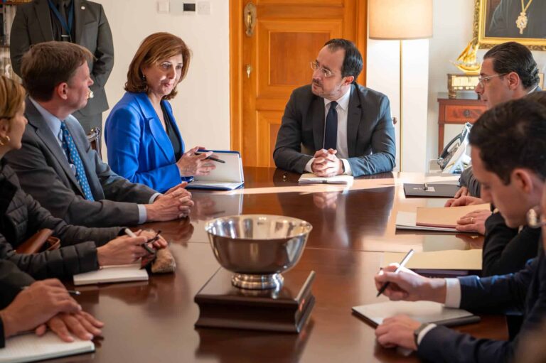 Στη Λευκωσία σήμερα η απεσταλμένη του Γκουτέρες για το Κυπριακό – Τι φράζει το δρόμο μιας Τριμερούς