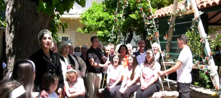 Λέσβος: Αναβίωσε το έθιμο της κούνιας στην Άγρα