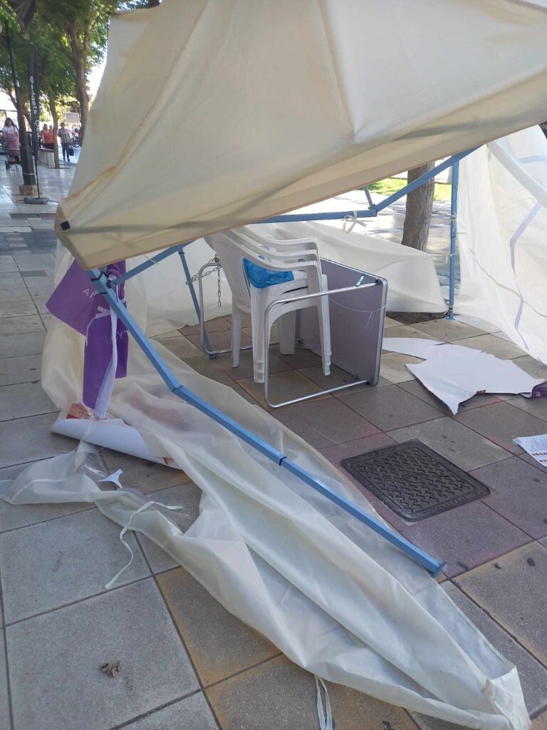 Κατέστρεψαν το προεκλογικό κιόσκι του ΣΥΡΙΖΑ – Π.Σ στην Κόρινθο