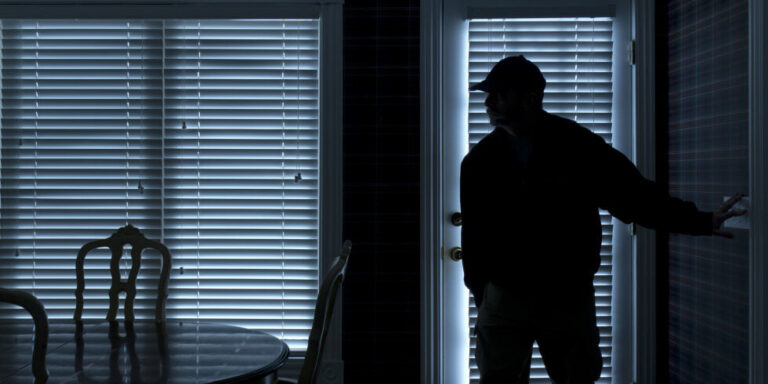 Συνελήφθησαν 2 νεαροί μετά τη διάπραξη ληστείας σε βάρος ηλικιωμένης στα Σπάτα