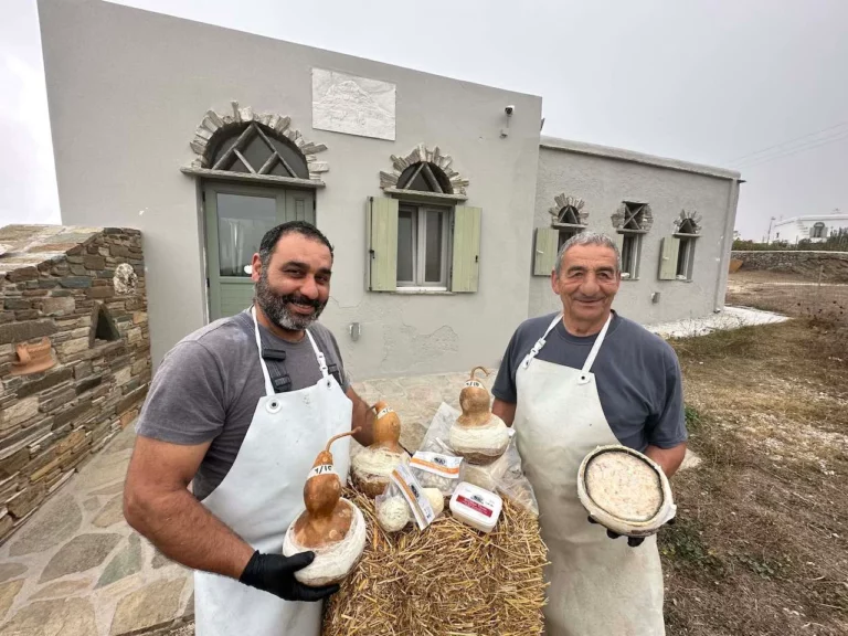 Τήνος: Παραδοσιακά τυριά με βότανα που ωριμάζουν σε κολοκύθες