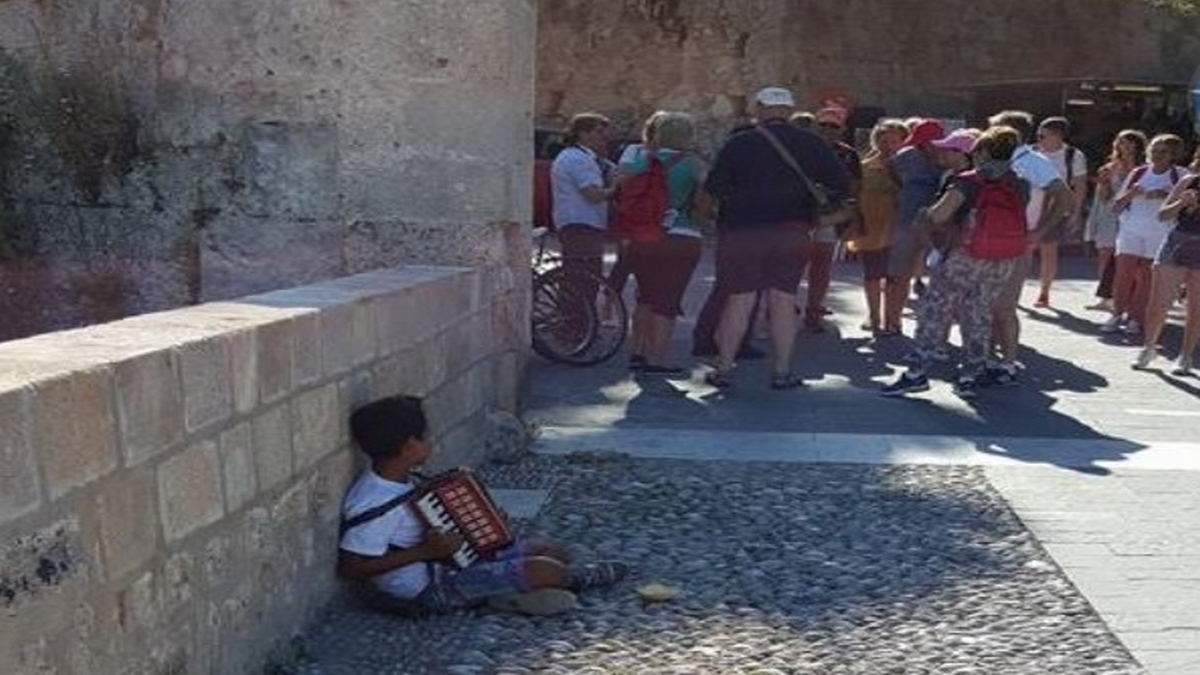 Ρόδος: Εξωθούσαν τα ανήλικα παιδιά τους στην επαιτεία