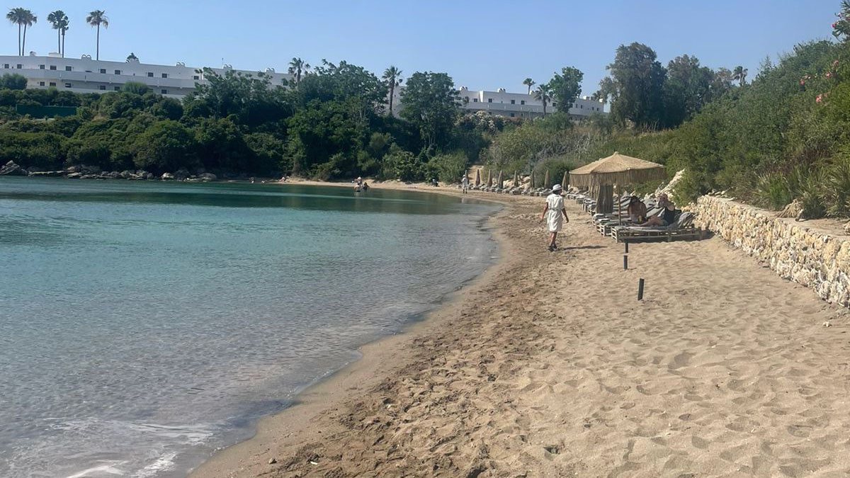 Ρόδος: Στη δικαιοσύνη σήμερα ο υπεύθυνος του beach bar με τις μεταλλικές κατασκευές στη θάλασσα