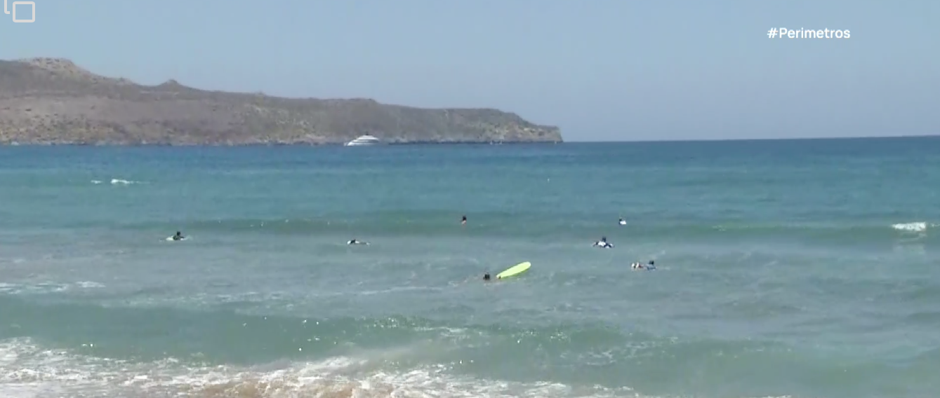Σταλός Χανίων: Surfers δαμάζουν τα κύματα και εντυπωσιάζουν