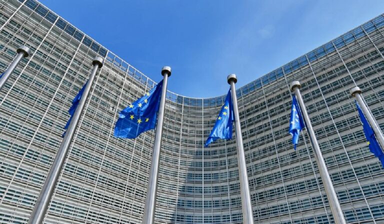 Μηνύματα «σύσφιξης» της δημοσιονομικής πολιτικής από την Κομισιόν – Στα 870 εκατ. ευρώ το πακέτο μέτρων του 2025