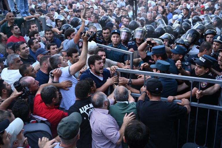Επεισόδια σε αντικυβερνητική διαδήλωση στην Αρμενία με δεκάδες τραυματίες