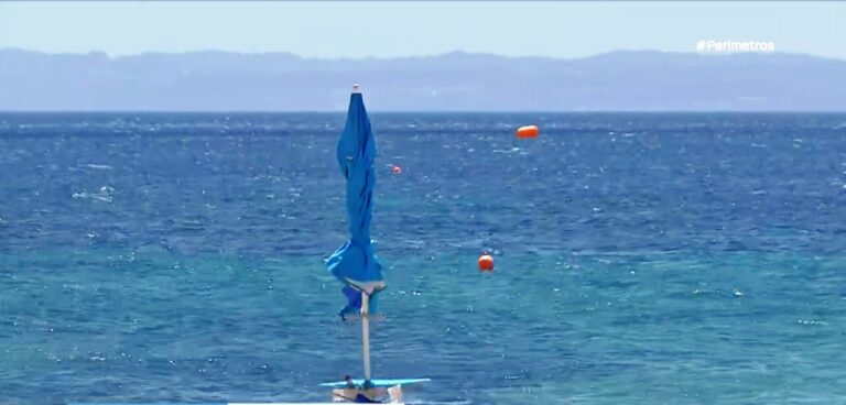 Κατάληψη σε παραλίες από λουόμενους με “κλειδωμένες” ξαπλώστρες και ομπρέλες