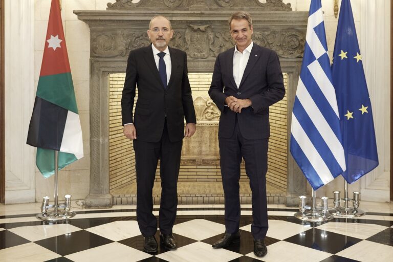 Συνάντηση Κ. Μητσοτάκη με τον αναπληρωτή πρωθυπουργό και ΥΠΕΞ της Ιορδανίας – Στο επίκεντρο οι εξελίξεις στη Μέση Ανατολή