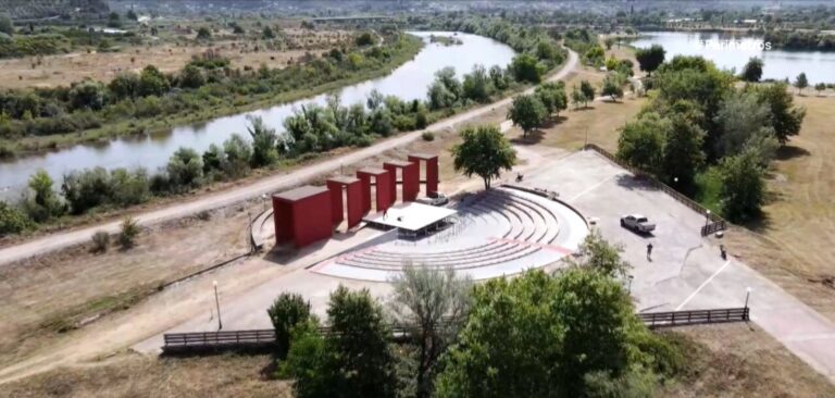 Το υπαίθριο θέατρο στην Άρτα παρά τον ποταμό Άραχθο