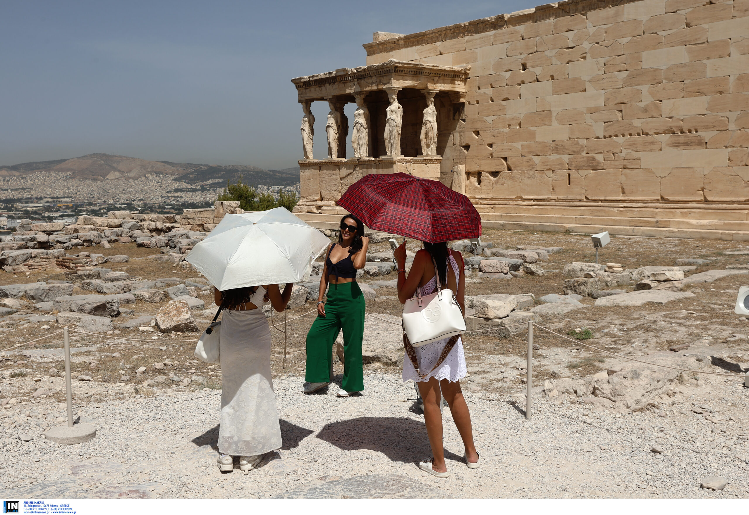 Σε κλοιό καύσωνα η χώρα: Στο «κόκκινο» ο υδράργυρος – Σε ετοιμότητα Μονάδες Υγείας και ΕΚΑΒ