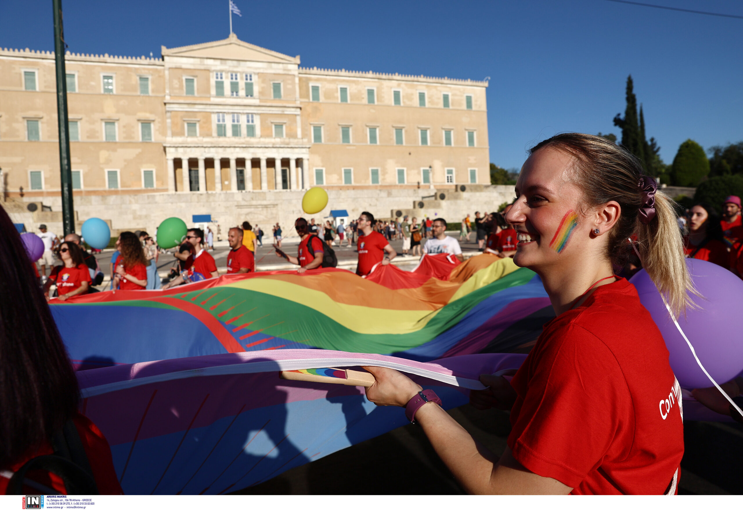 Athens Pride 2024: Γεμίζει χρώματα η Αθήνα στην παρέλαση υπερηφάνειας