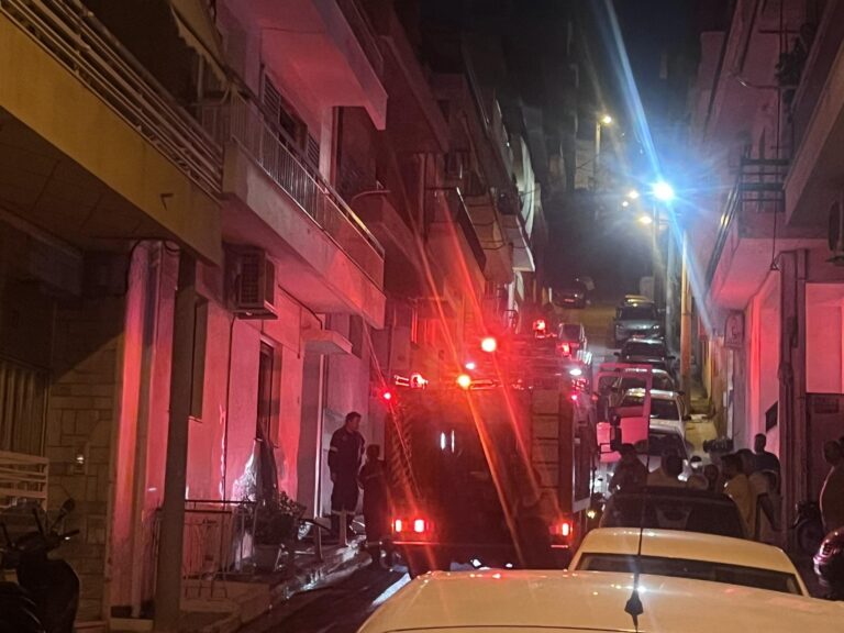 Άγιος Δημήτριος: Σπίτι τυλίχθηκε στις φλόγες – Ο ιδιοκτήτης φέρεται να έβαλε φωτιά σε στρώματα