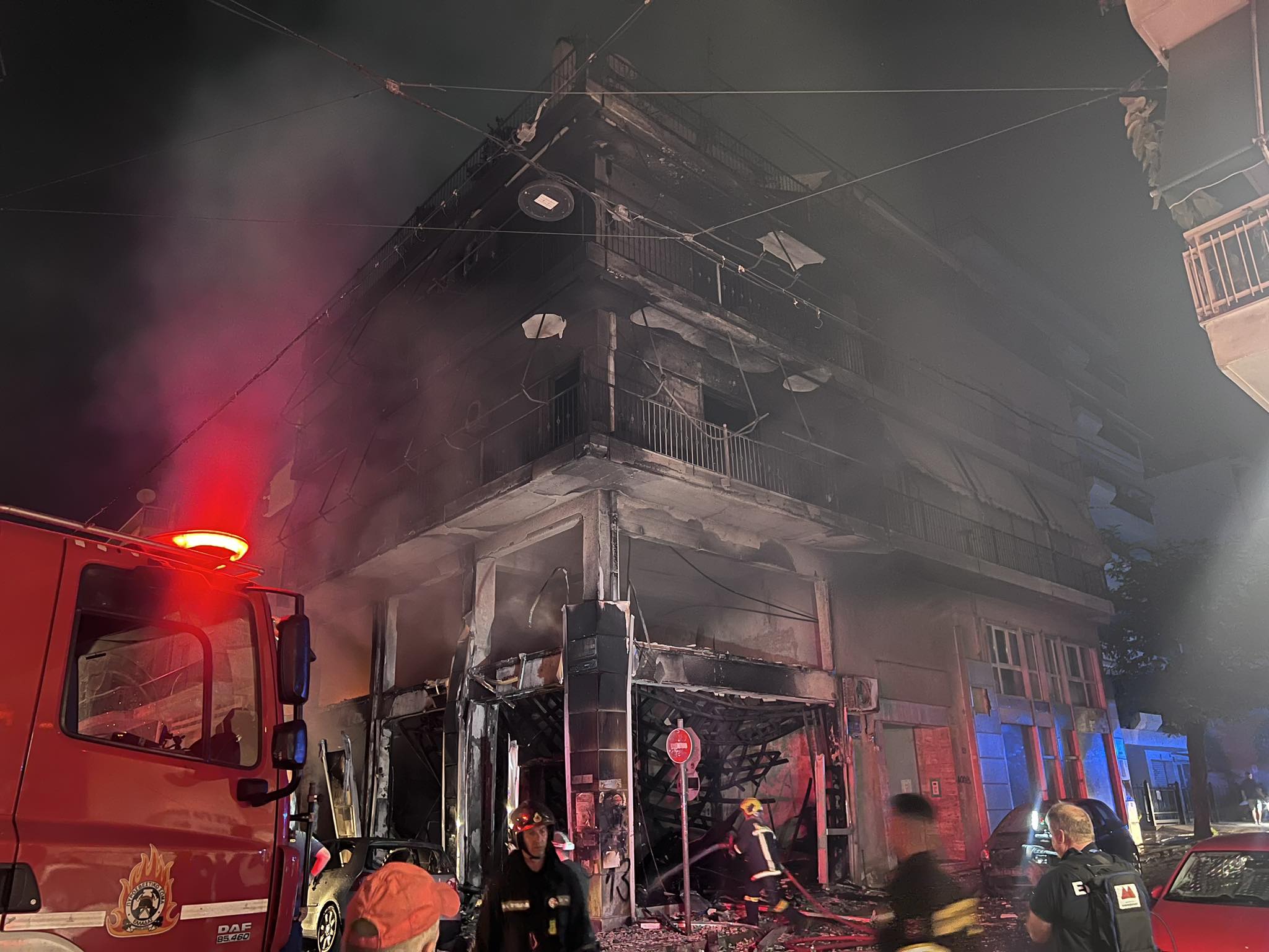 Φωτιά σε διαμέρισμα στα Κάτω Πατήσια: Απεγκλωβίστηκαν δύο γυναίκες – Ζημιές σε τουλάχιστον 6 σταθμευμένα οχηματα