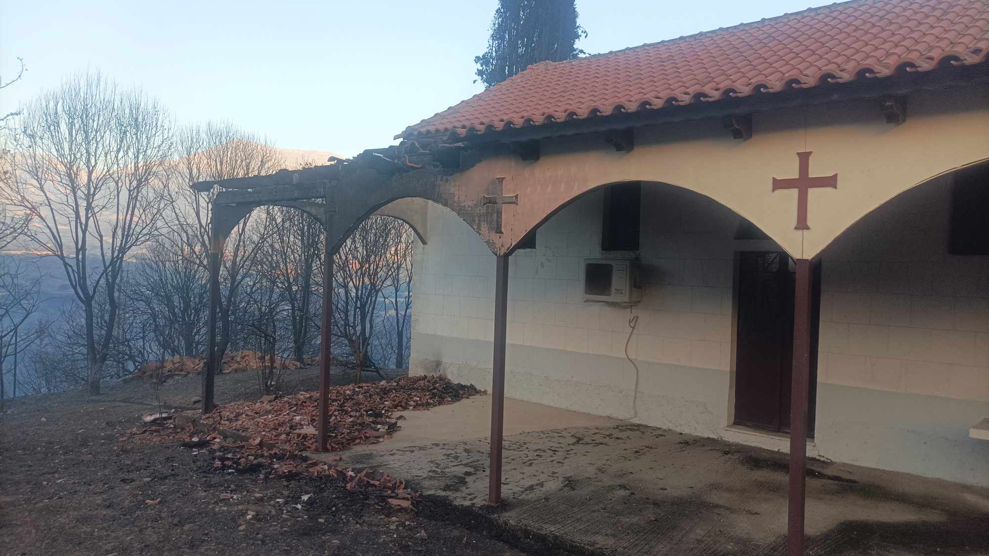 Σε ύφεση τα πύρινα μέτωπα στην Ηλεία – Μάχη για τον περιορισμό τους – Καταστροφές σε σπίτια