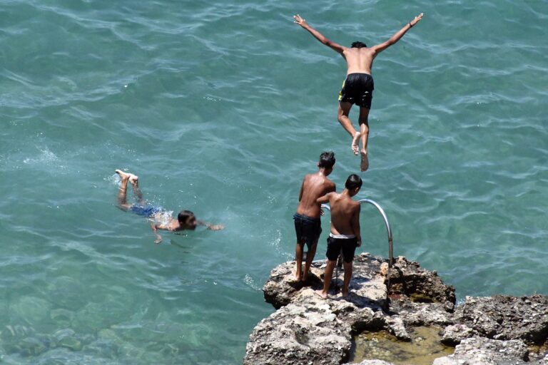 Επελαύνει ο καύσωνας: Κλειστά σχολεία και έκτακτα μέτρα – Σε επιφυλακή ο κρατικός μηχανισμός