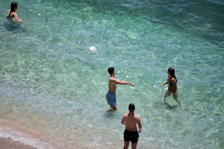 Ο καιρός με την Α. Τυράσκη: Σταδιακή εξασθένηση ανέμων από το Σάββατο – Πολύ υψηλές θερμοκρασίες έως και τη Δευτέρα